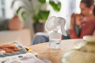 AVENT MANUELNA PUMPICA, SET ZA IZMAZANJE NATURAL (flasice, tufer, via solja sa adapterom) 