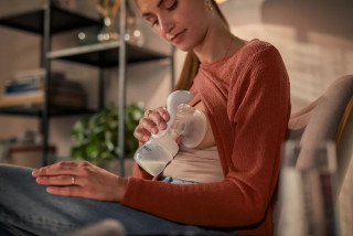 AVENT MANUELNA PUMPICA, SET ZA IZMAZANJE NATURAL (flasice, tufer, via solja sa adapterom) 